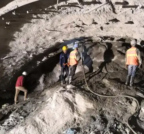 江达拱顶带模注浆料的施工流程及注意事项